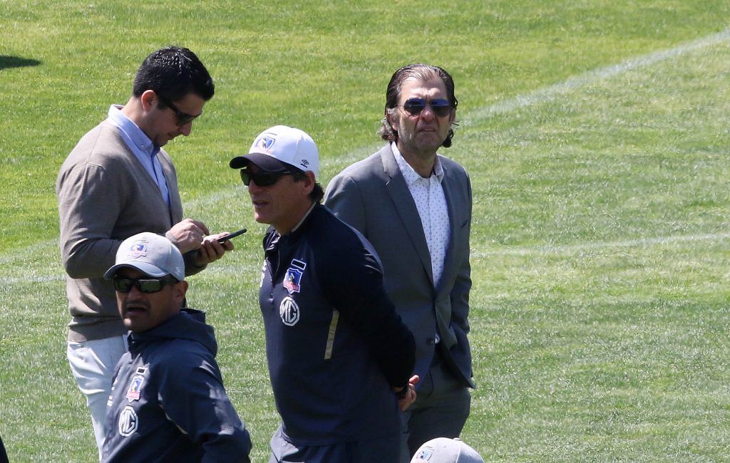 “Nos tiene para la c…”: hinchas albos increparon a Aníbal Mosa y pidieron la salida de Mario Salas