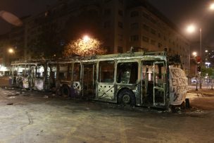 Tres buses del Transantiago fueron quemados en Recoleta: avenida Zapadores sigue cortada