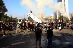 Expulsan del país a ciudadano extranjero que lanzó escombros en Plaza Italia