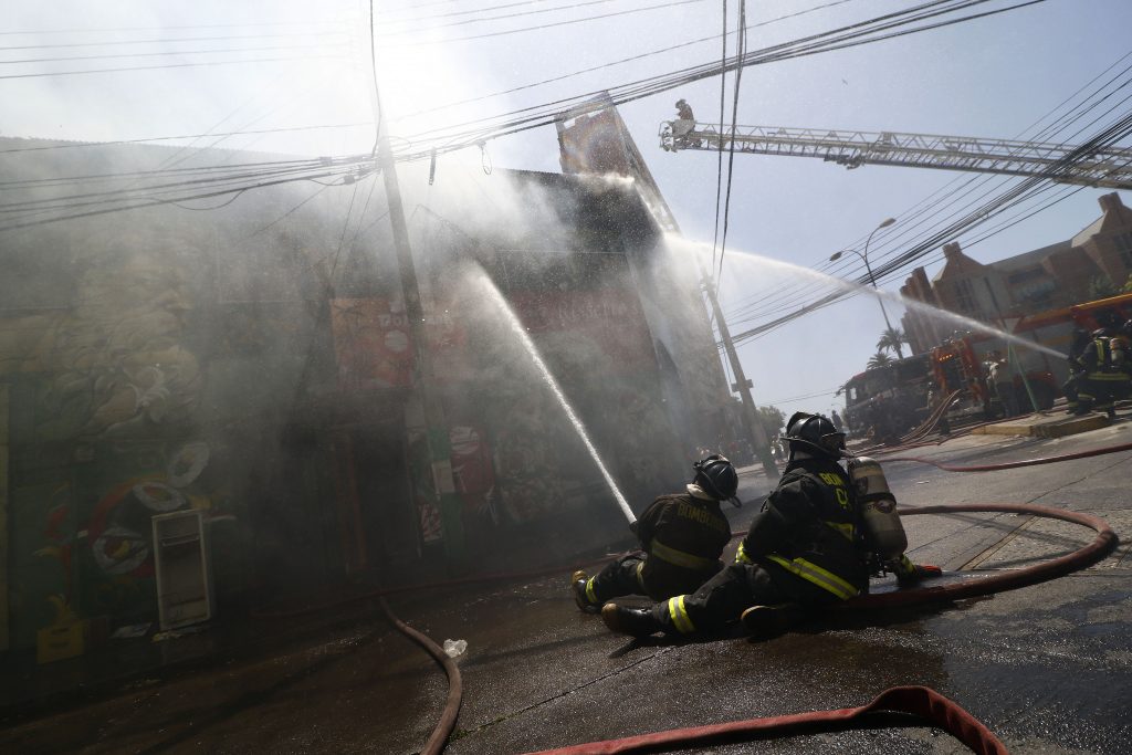 Incendio consumió instalaciones de una constructora en Ñuñoa