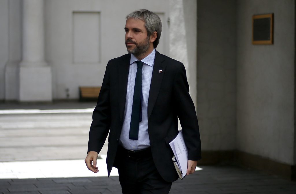 Ministro Blumel: Hay voces que han validado la violencia y eso “raya en el fascismo”