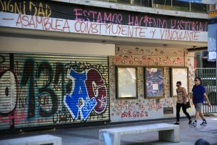 Polémica por ordenanza municipal que pide borrar rayados del Teatro UC