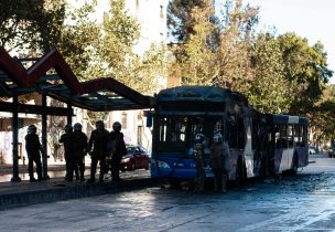 Detienen tres sospechosos por quema de bus del Transantiago en Plaza Italia