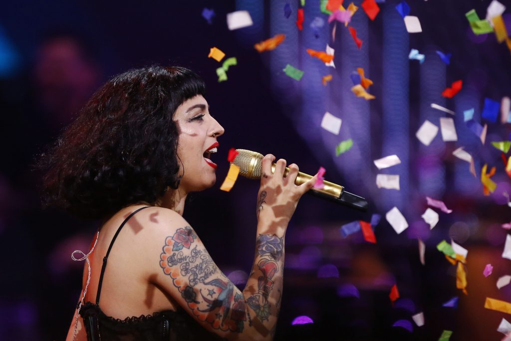 “Con todo sino pa qué” y los cánticos que dejó la presentación de Mon Laferte en Viña 2020