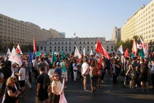 Plebiscito: Realizan “Banderazo por el Apruebo” frente a La Moneda