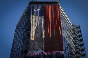 Despliegan bandera gigante en el centro de Santiago para conmemorar el terremoto del 27-F