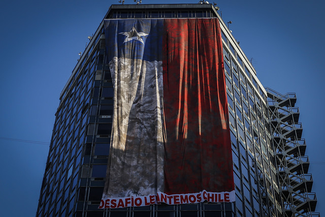 Despliegan bandera gigante en el centro de Santiago para conmemorar el terremoto del 27-F