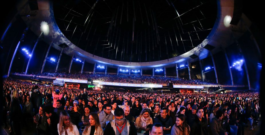 “Mucho relleno”: Retraso de Maroon 5 en Viña 2020 generó pifias entre los asistentes