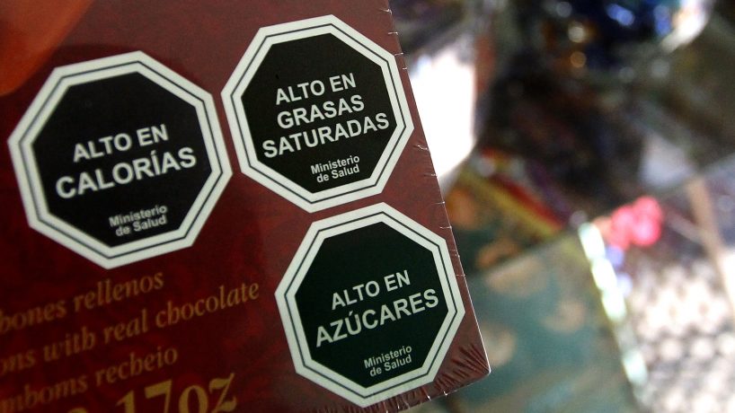 Barack Obama alaba artículo que explica los sellos chilenos “Altos en”