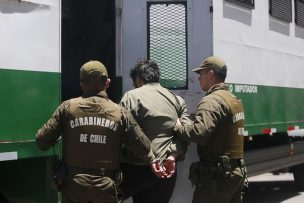 Carabineros detiene a tres delincuentes que portaban armas en Plaza Baquedano