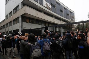 Alcalde de Santiago llama al diálogo ante vuelta a clases en Instituto Nacional: 