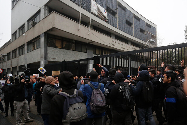 Alcalde de Santiago llama al diálogo ante vuelta a clases en Instituto Nacional: “Dejemos la violencia”