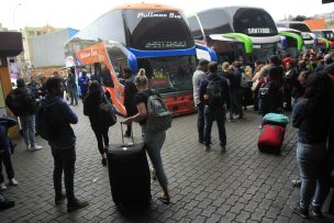 Salud busca a tres pasajeros de bus tras muerte de mujer por meningitis