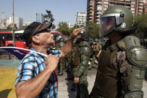 Altercados frente a Escuela Militar entre grupos que aprueban y rechazan Constitución