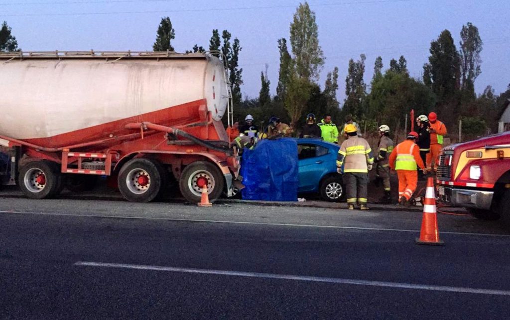 Auto termina volcado tras chocar contra un bus en Camino a Melipilla