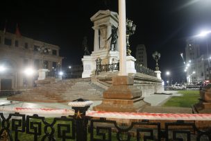 Con piedras y pintura atacan Monumento a los Héroes de Iquique en Valparaíso