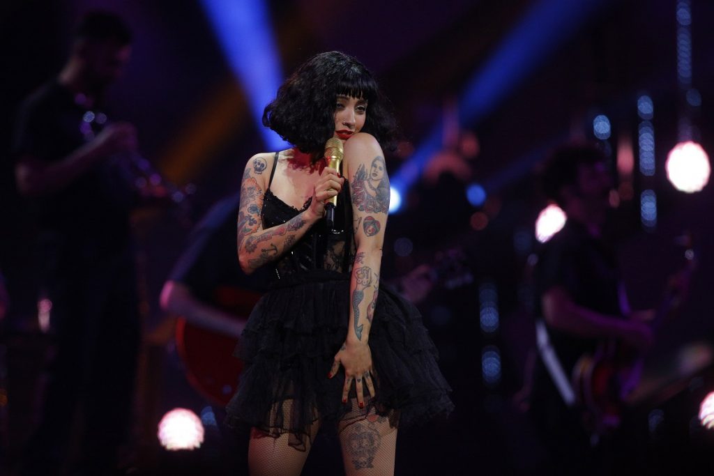 Pancartas en alusión a la crisis social de Chile se hacen presente en la presentación de Mon Laferte