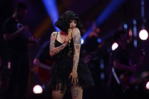 Pancartas en alusión a la crisis social de Chile se hacen presente en la presentación de Mon Laferte