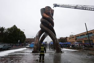 Alcalde Sharp anunció querellas por ataque incendiario a monumento en Valparaíso