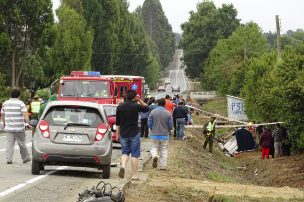 Tres heridos dejó volcamiento de furgón con frutas en Valdivia