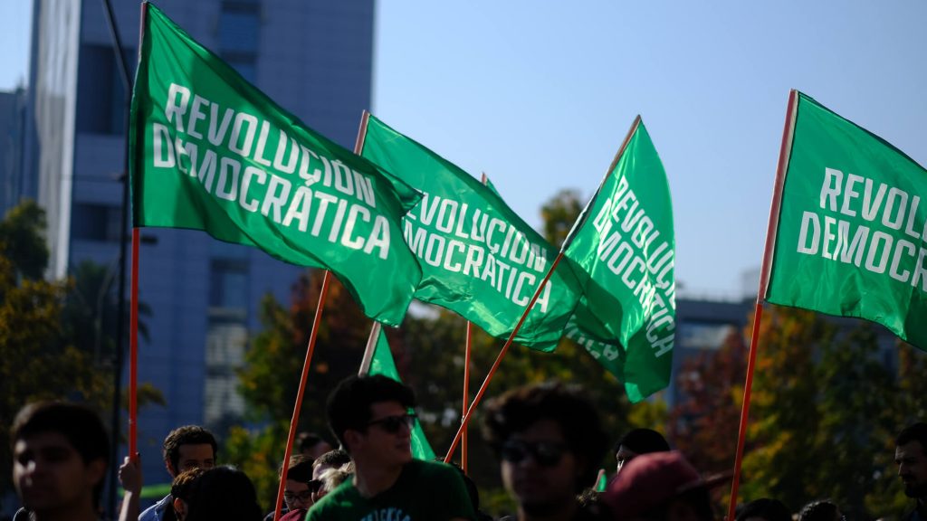 RD encabeza renuncias: más de 14 mil personas se han salido de los partidos políticos tras el estallido social