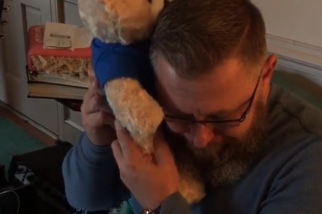 VIDEO | El llanto desconsolado de un padre al recibir especial regalo tras donar órganos de su hijo