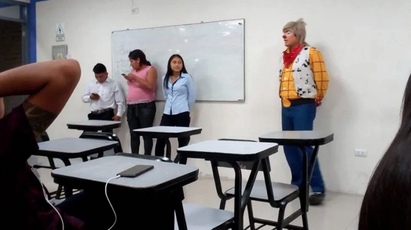 “No me avergüenzo”: Estudiante de Derecho expuso vestido de payaso porque no tuvo tiempo de cambiarse