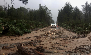 Continúan rutas interrumpidas por lluvias estivales en el norte del país