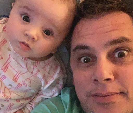 “Siento que la ahorca”: Gran preocupación causó fotografía de José Miguel Viñuela donde aparece su pequeña hija