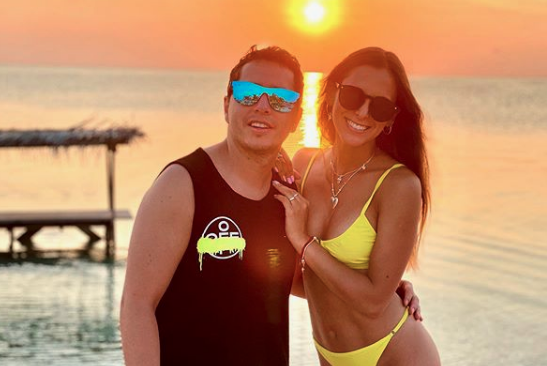 Karol Lucero comparte íntima fotografía en bata junto a su polola: le dijeron hasta “Karol Grey”