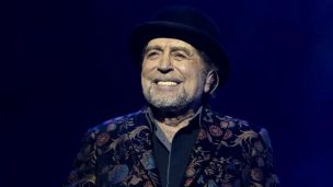 En pleno concierto: El momento en que Joaquín Sabina se desploma del escenario y es llevado hasta un centro asistencial