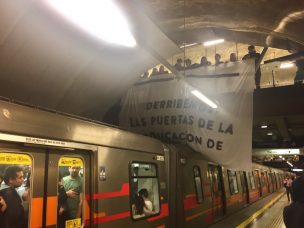 Metro tuvo que cortar corriente de estación Plaza Egaña debido a manifestantes