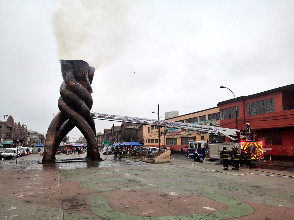 Incendio afectó al “Monumento a la Solidaridad” frente al Congreso Nacional