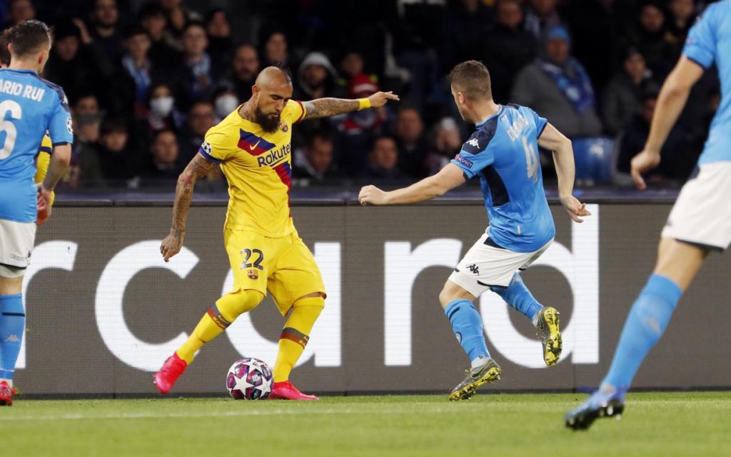 Una infantil reacción sacó a Arturo Vidal de la cancha y empañó el trabajado empate del Barcelona en Italia