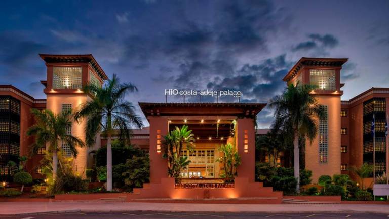 Cientos de turistas confinados en hotel de Tenerife por alerta de coronavirus