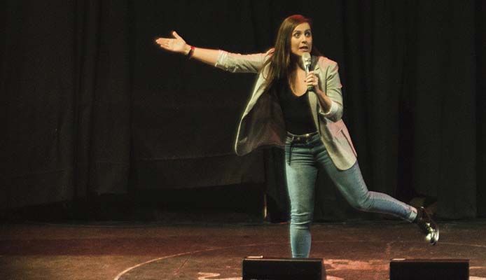 “Marcha escoltada por ‘pacos’…”: Natalia Valdebenito ironizó con las movilizaciones del “Rechazo” y encendió las redes sociales
