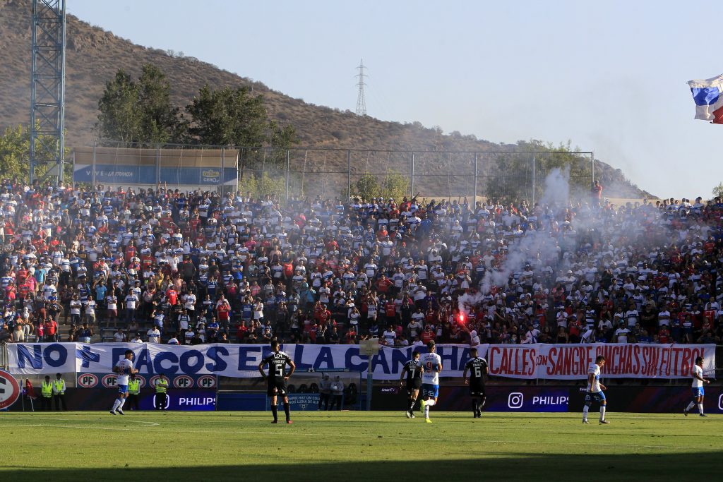 Lienzos, cánticos y serios incidentes: las dos caras de las protestas sociales en los estadios