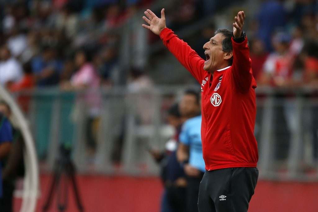 Hinchas de Colo Colo piden la cabeza de Mario Salas tras nueva derrota de los albos