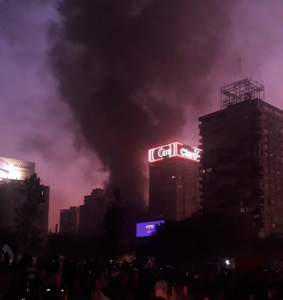 Incendio se registra a esta hora en alrededores de Plaza Italia en nueva jornada de manifestaciones