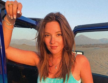 Kel Calderón encantó con sensual pose y dedicó palabras a especial “partner de viaje”
