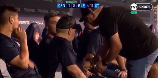 La “extraña” sustancia que recibió Maradona en pleno partido de Gimnasia y que se viralizó en redes sociales