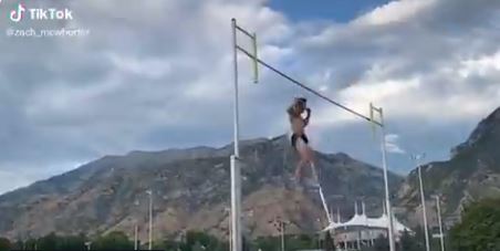 Atleta se enterró una garrocha en la entrepierna: necesitó 18 puntos de sutura