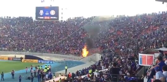 Queman parte de la tribuna sur del Estadio Nacional en partido de la U ante Porto Alegre en Copa Libertadores