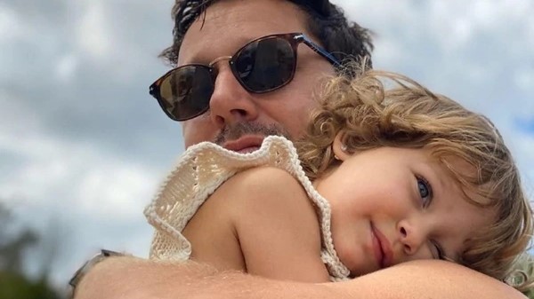 “Lo más encima mío que puede”: La curiosa forma de dormir de la hija menor de Benjamín Vicuña