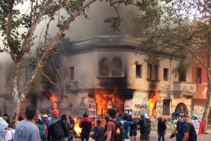 Bombero resultó lesionado en incendio a una cuadra de Plaza Baquedano