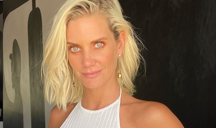 “Listo! Aquí me veo como de 15”: Javiera Acevedo vuelve al ataque con foto en bikini tras críticas por parecer una “abuela”