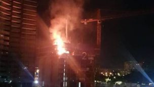 Incendio consume edificio en construcción en Las Condes