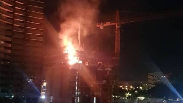 Incendio consume edificio en construcción en Las Condes