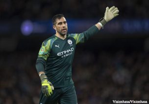 Manchester City de Claudio Bravo recibió un duro castigo por parte de la UEFA