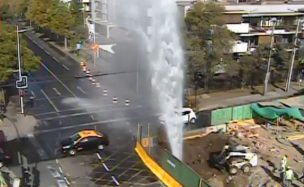 Matriz de agua se rompe en Las Condes